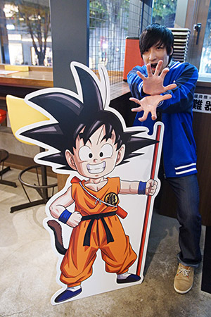 Já na entrada não poderia haver ninguém mais especial para te receber do que ele: Goku! お帰りなさい。