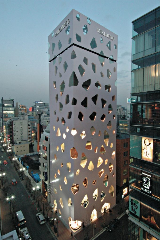 A arquitetura muito peculiar do edifício da Mikimoto Pearls