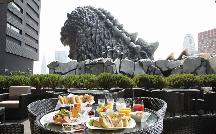 No deck do hotel é possível tomar o café da manhã, ou observar kabukicho à noite, bem acompanhado pelo Godzilla.