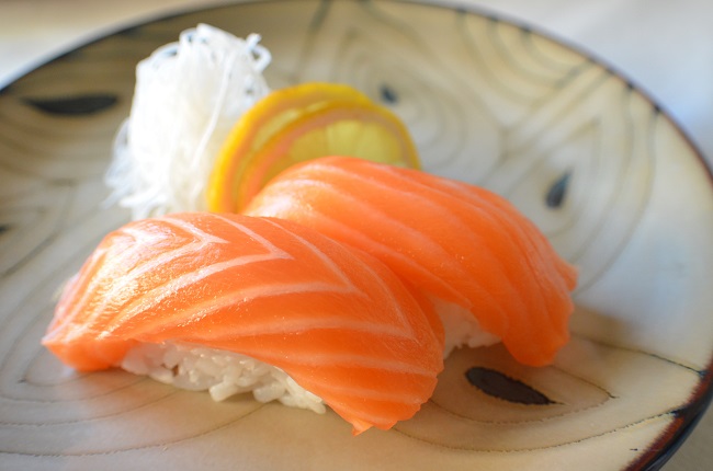 nigirizushi de salmão