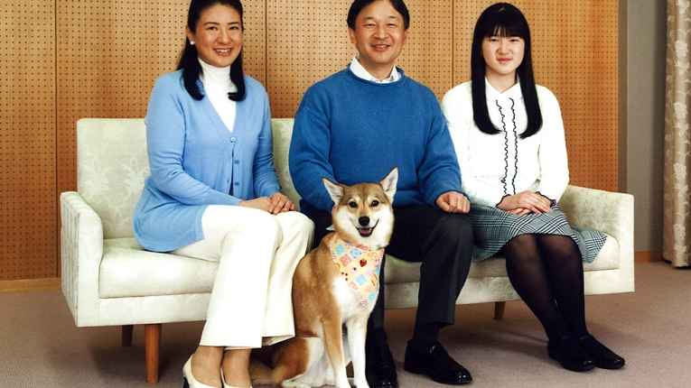 Princesa Masako, príncipe Naruhito, princesa Aiko e mascote Yuri.