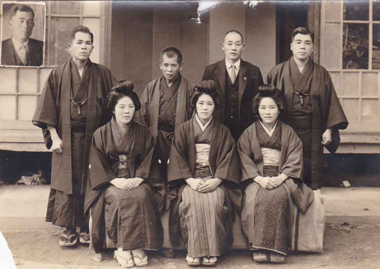 Kane Tanaka no centro da primeira fileira e seus irmãos