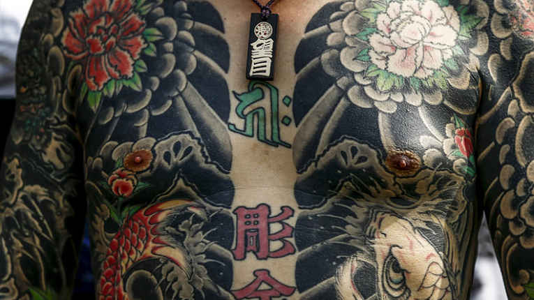 Homem com colete de tatuagem da Yakuza