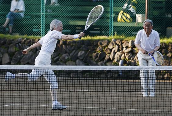 Michiko e Akihito jogando tênis
