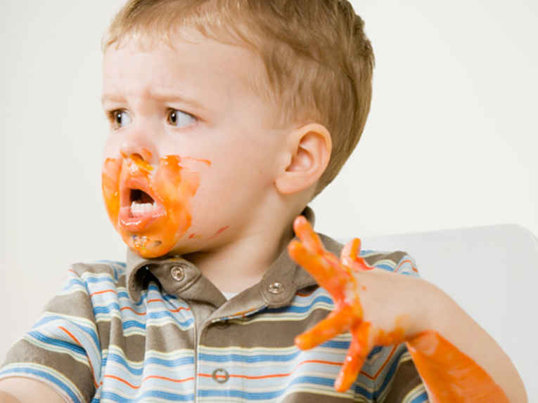 Criança suja de comida