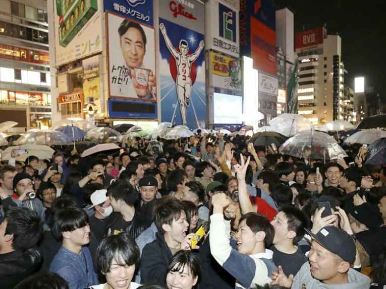 Pessoas reunidas nas ruas do Japão