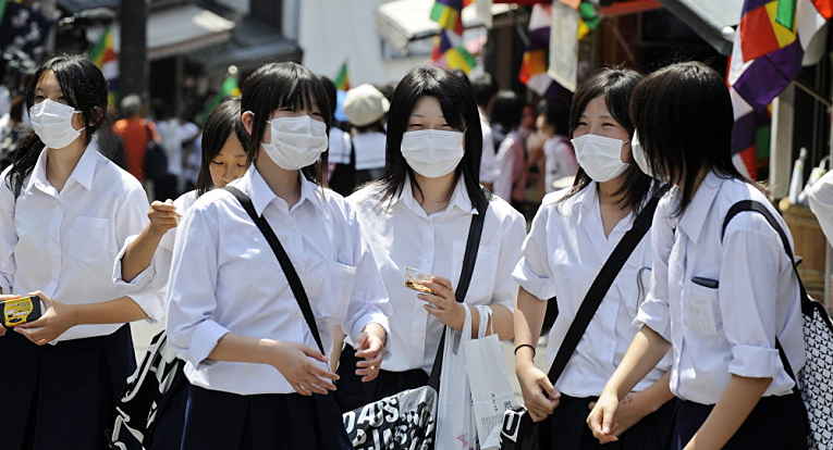 Japonesas usando máscaras