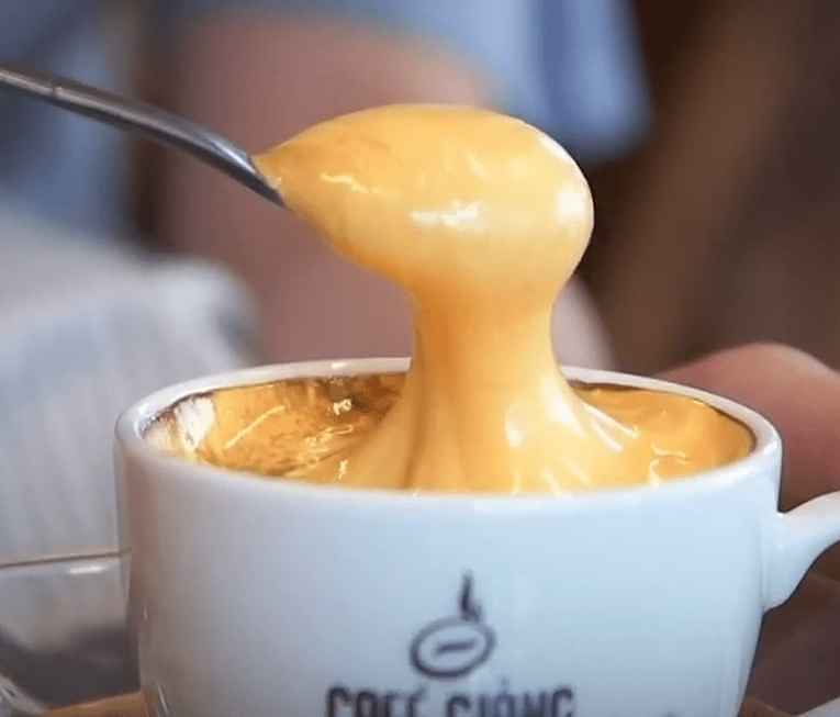 Cappuccino com ovo cru do café Giang